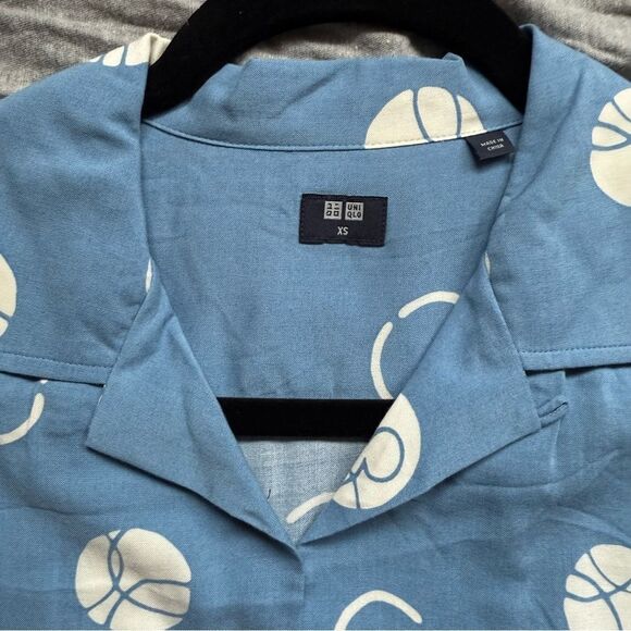 Sz XS Uniqlo Blue & White Geometric Mickey Mouse Disney Button Collar Mens Shirt - Picture 4 of 8
